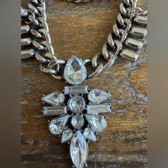 Antique silver tone statement necklace with rhinestones - Picture 4 of 7